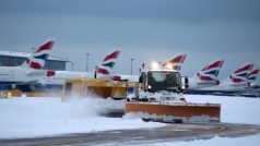 Britské letiště Heathrow bojuje s přívaly sněhu