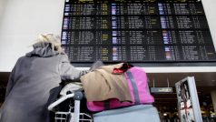 Na bruselském letišti Zaventem čekají lidé na svůj let už čtvrtý den. Letiště nemá rozmrazovací směsi pro letadla..jpg