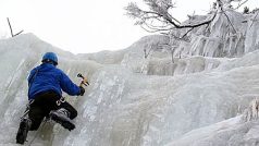 Lezení na ledopádu u konce cesty Buď Fit v Labském dole