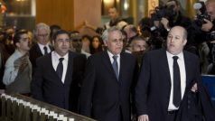 Exprezident Izraele Moše Kacav přichází k soudu (druhý zprava).