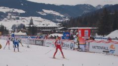 Martin Jakš (v modrém) v cíli šesté etapy Tour de Ski