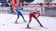 Lukáš Bauer (v modrém) v cíli šesté etapy Tour de Ski