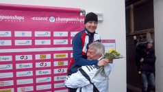Karolína Erbanová s trenérem Novákem po dílčím triumfu na 500 m