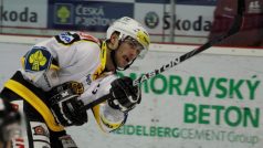 Kapitán hokejistů HC Benzina Litvínov Roman Vopat právě ohrožuje branku soupeře.