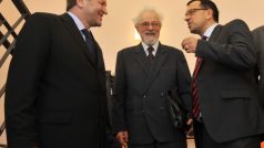 Novým předsedou regionální organizace ČSSD v Ústeckém kraji byl na krajské konferenci v Jirkově na Chomutovsku zvolen Arno Fišera (vlevo). Uprostřed na snímku je Valtr Komárek, vpravo Jaroslav Foldyna