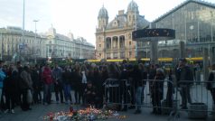 Na místě budapešťské tragédie se scházejí stovky mladých lidí