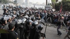 Policie v Káhiře tvrdě zasáhla proti demonstrantům.