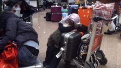 Turisté se pokoušejí na káhirském letišti získat místa v letadelech