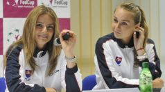 Daniela Hantuchová (vlevo) a Magdaléna Rybáriková vystoupily 1. února v Bratislavě na tiskové konferenci slovenského ženského týmu před víkendovým utkáním prvního kola tenisového Fed Cupu s Českem.1.jpg