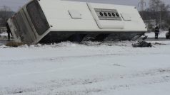 Na Kladensku se srazil autobus s kamionem. Jeden člověk zahynul (4)