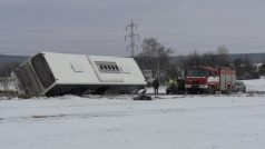 Na Kladensku se srazil autobus s kamionem. Jeden člověk zahynul (3)