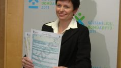 Předsedkyně Českého statistického úřadu Iva Ritschelová ukazuje vzorové archy ke Sčítání lidu, domů a bytů 2011