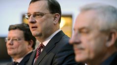 Zleva ministr obrany Alexandr Vondra, premiér Petr Nečas a ministr zdravotnictví Leoš Heger.