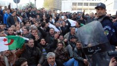 Tisíce protivládních demonstrantů vyrazily přes zákaz k protestnímu pochodu ulicemi Alžíru