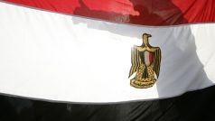 stín radujícího se demonstranata na egyptské vlajce