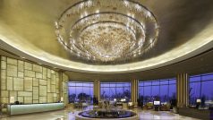 Česká skleněná plastika v pekingském hotelu Fairmont