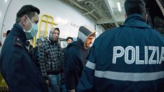Italští policisté eskortují imigranty ze severní Afriky