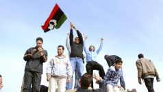 Obyvatelé Benghazi mávají vlajkou z éry před vládou Kaddáfího