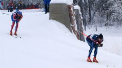 Fin Matti Heikkinen (vpravo) ujel na mistrovství světa v Oslo všem. I Rusovi Poltaraninovi.