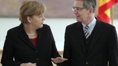 Nový německý ministr obrany Thomas De Maiziére s německou kancléřkou Angelou Merkelovou