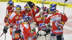 Hokejisté Pardubic slaví vítězství ve druhém čtvrtfinálovém utkání na ledě Zlína