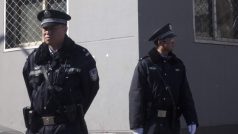 Čínští policisté hlídkují v ulicích Pekingu