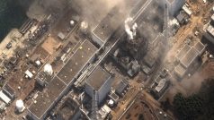 Poškozená elektrárna Fukušima na satelitním snímku ze 14. března 2011