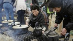 Ženy připravují improvizovanou snídani v japonské oblasti Minamisanriku, zasažené zemětřesením a vlnou cunami