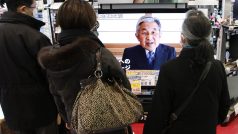 Japonci sledují v Tokiu projev císaře Akihita