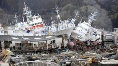 Lodě u zničených domů v obci Kesennuma v prefektuře Miyagi