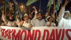 Pakistánci demonstrují za odsouzení Američana Raymonda Davise
