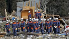 Minutu ticha za oběti katastrofy drželi i záchranáři ve městě Rikuzentakata