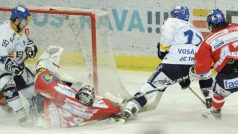 Semifinále play off hokejové extraligy HC Vítkovice Steel - HC Eaton Pardubice, druhý zápas 20. března v Ostravě. Zleva Jan Káňa (Vítkovice), Martin Růžička (Pardubice), Lubomír Vosátko (Vítkovice) a Petr Koukal (Pardubice).