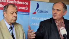 Předseda ČMKOS Jaroslav Zavadil (vlevo) a předseda Odborového svazu Stavba Stanislav Antoniv vystoupili na briefingu ČMKOS na téma forem protestu proti vládním reformám.