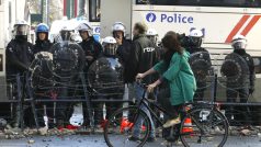 Policie vytvořila během demonstrace odborů v Bruselu zátarasy.