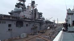 Americká válečná loď Bataan měří na délku čtvrt kilometru a vysoká je asi jako průměrný panelák