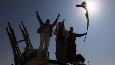 Povstalci oslavují znovudobytí města Adžedábíja