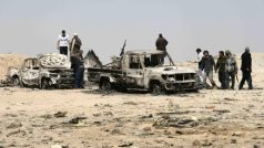 Libyjští rebelové na vracích aut ve městě Adžedabíja