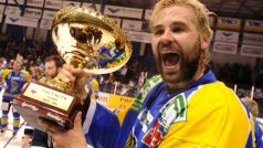 Kapitán hokejistů Ústí nad Labem Jan Klobouček křepčí s pohárem pro vítěze první hokejové ligy