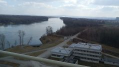 Pohled ze střechy směrem na Dunaj - kdysi měla studená dunajská voda sloužit k chlazení jaderného reaktoru