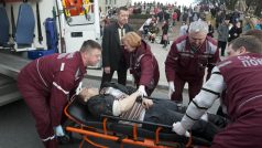 Záchranáři odvážejí zraněné po výbuchu v metru centru Minsku