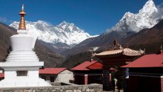 Výhled z kláštera Tengboche na Mount Everest (Lhotse vlevo)