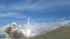 Start rakety Falcon Heavy společnosti SpaceX v představě výtvarníka