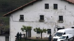 Španělská policie prohledává farmu zadržených členů ETA v Legorretě
