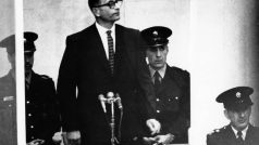 Nacistický zločinec Adolf Eichmann při procesu, který začal v Izraeli před 50 lety. Archivní snímek z 11. dubna 1961