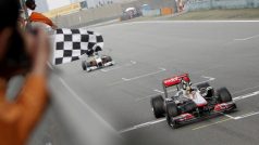 Brit Lewis Hamilton projíždí vítězně cílem Velké ceny Číny - třetího závodu mistrovství světa formule 1