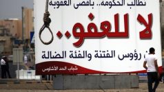 Billboard prorežimních stoupenců v bahrajnském městě Muharraq hlásí: „Vyzýváme vládu: maximální potrestání, nikoli amnestie pro vůdce rozvratných a zločineckých skupin.“