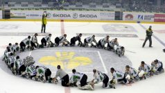 Mladoboleslavští hokejisté slaví vítězství v rozhodujícím barážovém duelu