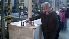 Devětapadesátiletý bývalý elektrikář – nádražní šachista – Endre, momentálně bez domova