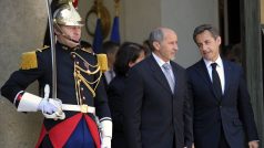 Nicolas Sarkozy (vpravo) se setkal s předsedou prozatímní libyjské vlády Mustafou Abdalem Džalílem v Elysejském paláci v Paříži.